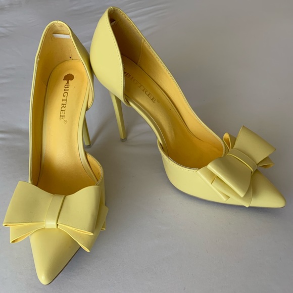 NEW High heels with a nice bow ๐